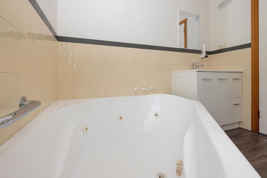 Kitty'S Cottages - Managed By Big4 Strahan Holiday Retreat Экстерьер фото
