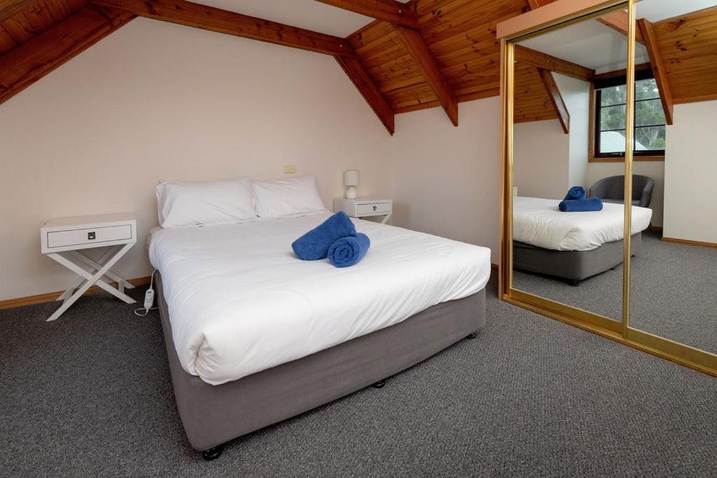 Kitty'S Cottages - Managed By Big4 Strahan Holiday Retreat Экстерьер фото